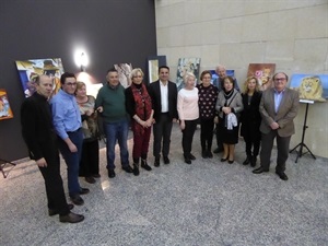 Alumnos de la Escuela de Arte y su directora Isabel Marquina junto a Bernabé Cano, alcalde de La Nucía y Pedro Lloret, concejal de Cultura