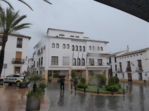 Vista del Ayuntamiento esta mañana durante las lluvias de hoy lunes 13 de marzo