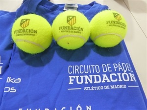 Las bolas del torneo están customizadas con el logotipo de la Fundación del At. Madrid
