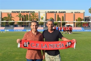 Manolo Morenao (izq) primer entrenador de La Nucía "B" junto a Santi Gijón, segundo entrenador del filial nuciero