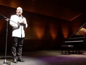 Isaac Itsván Székely agradeció al público su compromiso con la música y la solidaridad