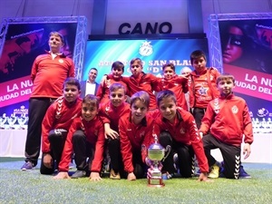 170 equipos recibieron su trofeo de la pasada temporada