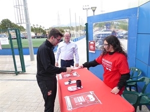 Mesa informativa a la entrada de la Ciutat Esportiva Camilo Cano