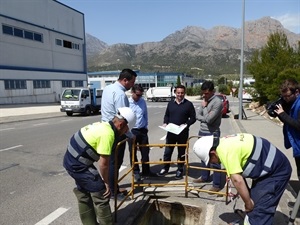 Bernabé Cano, alcalde de La Nucía y Miguel Ángel Ivorra, visitando las obras esta mañana en el Polígono