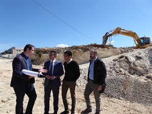 Los arquitectos explicando el proyecto a Bernabé Cano y Miguel A. Ivorra, concejal de Urbanismo.