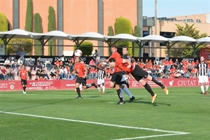 Remate de cabeza de Garcés en el primer gol del CF La Nucía