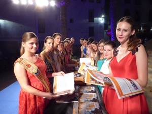 Las reinas de 2017 y 2018 y sus damas con el llibre de festes