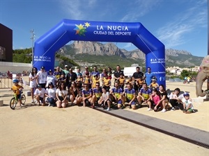 Todos los que han participado hoy en la organización del evento: voluntarios de La Nucía, Club Ciclista La Nucía, Escuela de Bicis de La Nucía y los concejales Sergio Villalba (Deportes) y Miguel Ángel Ivorra (Urbanismo)