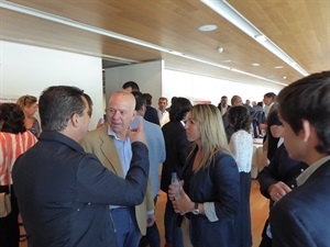 Antonio Cascales, pte. Fed. Valenciana de Tenis hablando con la edil Eva Naranjo y el alcalde Bernabé Cano