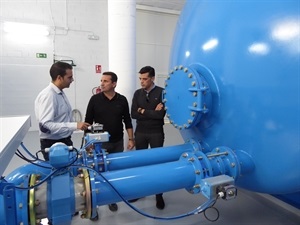 Alfonso González, Jefe Servicio Aqualia La Nucía, Bernabé Cano, alcalde de La Nucía y Miguel A. Ivorra concejal de Urbanismo visitando la Planta Potabilizadora