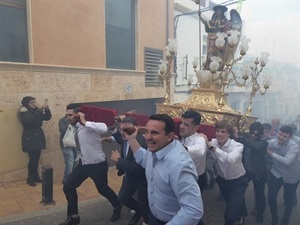 Los costaleros en su máximo esfuerzo por la empinada calle de Sant Rafel de La Nucía