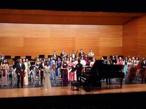 Francisco Maestre, dtor. de la OJPA, dirigiendo un concierto en l´Auditori de la Mediterrània en 2018