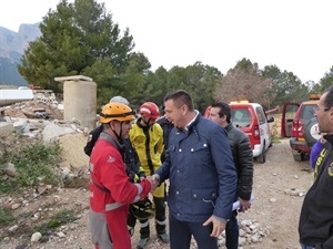 Sergio Villalba, concejal de Deportes, saludando a Javier Luque, instructor del curso