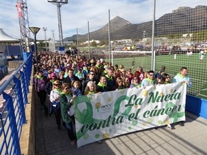 La X Marcha contra el Cáncer estuvo encabezada por la pta. y la vicepresidenta de la Junta Local de la AECC de la Nucía, concejales y Bernabé Cano, alcalde de La Nucía