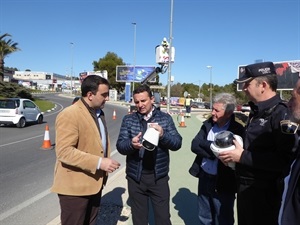 Óscar Ibar, ingeniero de Avigilon, explicando el sistema de cámaras a Bernabé Cano, alcalde de La Nucía, Serafín López, concejal de Seguridad Ciudadana, Javier Burrueco, Jefe de la Policía Local, Manuel Cassuso, Avigilón