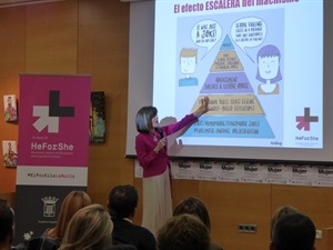 Vigela Lloret, economista, coach ejecutivo y experta en inteligencia emocional, explicando los objetivos de este movimiento
