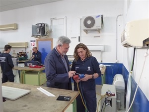 Los alumnos se forman en la escuela de oficios durante 550 horas lectivas