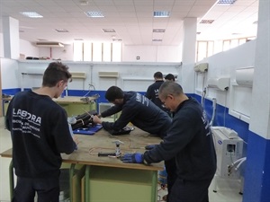 También se realizan 120 horas de prácticas en empresas de La Nucía y Comarca
