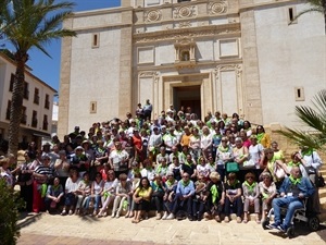 Las escaleras de la Iglesia en la plaça Major sirvieron de marco para la foto de todos los participantes en este encuentro