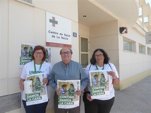 Liliana Loisa, vocal de la AECC de La Nucía junto a Lina Cano, pta. AECC La Nucía y Pedro Lloret, concejal de Cultura en funciones