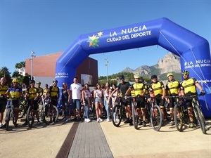 Salida del VIII Día de la Bici con la reina y damas, Club Ciclista La Nucía y los concejales Sergio Villalba, Miguel Ángel Ivorra, y Mª Jesús Jumilla