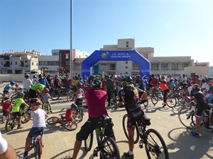 La plaça auditori de Les Nits fue la salida y meta de esta pedalada popular