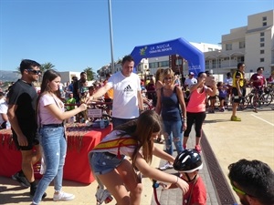 La reina y damas impusieron las medallas a todos los participantes