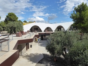 Edificio del Centro Educativo Medioambiental El Captivador de La Nucía, ejemplo de sostenibilidad e integración en el paisaje