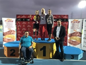 Rubén Pérez, secretario de la FEDDF junto a Sergio Villalba concejal de deportes junto a uno de los podiums de la competición