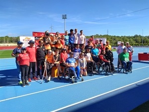 Voluntarios junto a organizadores en un momento de la competición