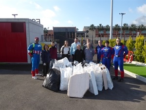 Sergio Villalba, concejal de deportes junto a algunos de los voluntarios