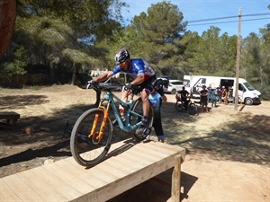 El francés Victor Koretzky entrenando en el bije park de La Nucía