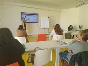 Juan Antonio Bernabeu Marhuenda, técnico de GVA Labora, en plena explicación