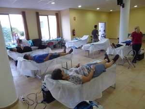 Los requisitos para donar sangre son ser mayor de 18 años y pesar más de 50 kilos