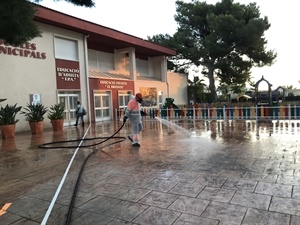 Limpieza con agua a presión para desinfectar entrada Escola Infantil Bressol