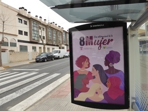 Carteles del Día de la Mujer en las marquesinas de los autobuses
