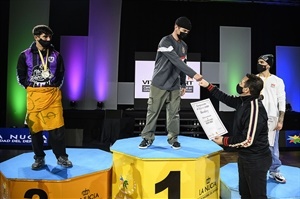 Bernabé Cano, alcalde de La Nucía, entregando el diploma de campeón España de Breakin a "Xak"