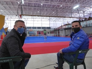 Alfonso Monferrer, pte. FPCV y Bernabé Cano, alcalde de La Nucía, viendo la final masculina