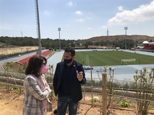 Amparo Navarro, rectora de la UA y Bernabé Cano, alcalde de La Nucía con el Estadi Olímpic Camilo Cano detrás