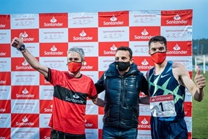 Los atletas Dani Mateo y Martín Fiz junto a Bernabé Cano, alcalde de La Nucía