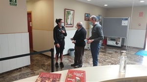 Entrega de libros en la biblioteca de Caravana