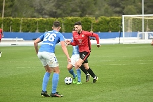 José Más progresa entre dos jugadores el Lleida