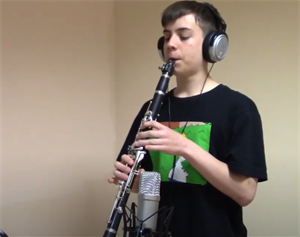 Julià Cano con su clarinete en la grabación de la banda sonora del podcast