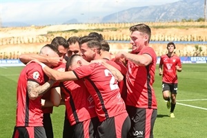 Los jugadores nucieros celebrando el gol  de Pina