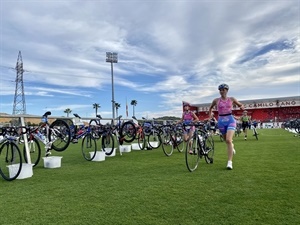 El césped fue el box de ciclismo y donde se realizaron las transiciones en estos Nacionales de Duatlón SuperSprint