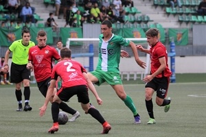 Los jugadores del CF La Nucía intentando parar a un jugador del Cornellà