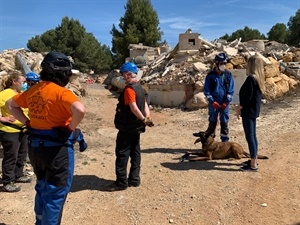 La concejala Jessica Gommans conversando con los voluntarios de Grupo del Perro de Salvamento de Euskadi