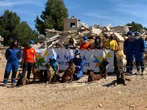 Los voluntarios y formadores del grupo de Euskadi con sus perros junto a los formadores y Jessica Gommans, concejala de Protección Animal