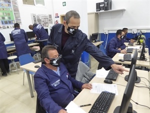 El profesor dando instrucciones a un alumno