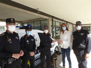 Jessica Gommans, concejala Protección Animal, entregando la placa de agradecimiento a los policía de la Unidad Canina de la Policía de La Vila